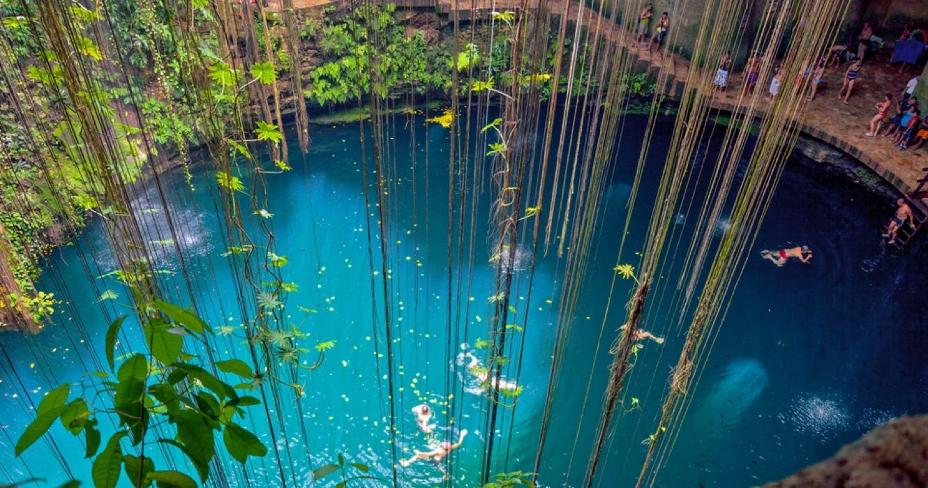 Cenote Ik Kil perto de Chichen Itza, México