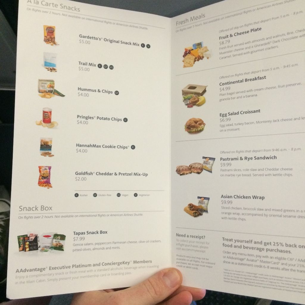 Um menu de todos os lanches em um avião