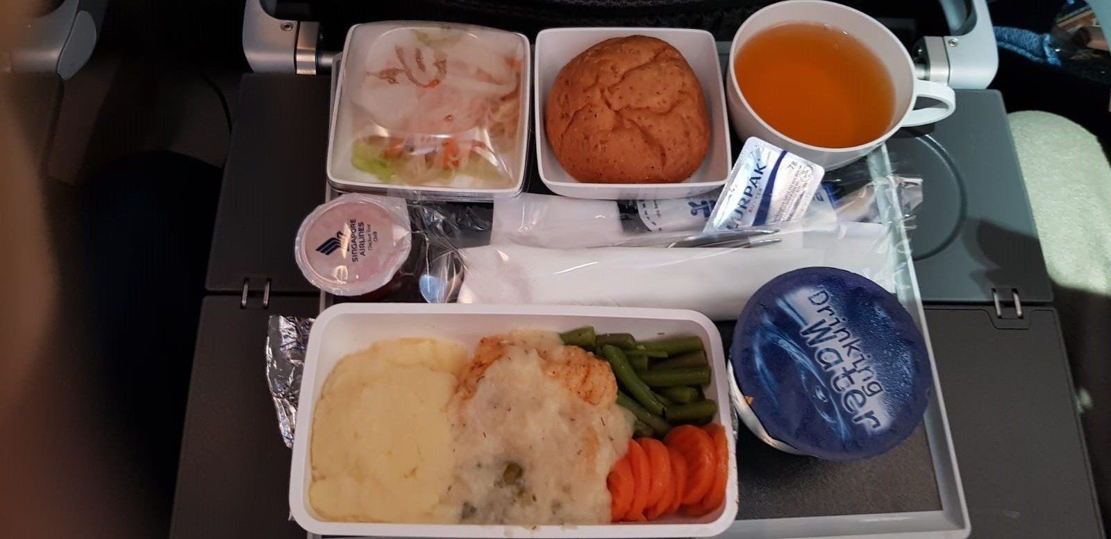 bandeja de comida de avião postada por passageiro desapontado voando de primeira classe