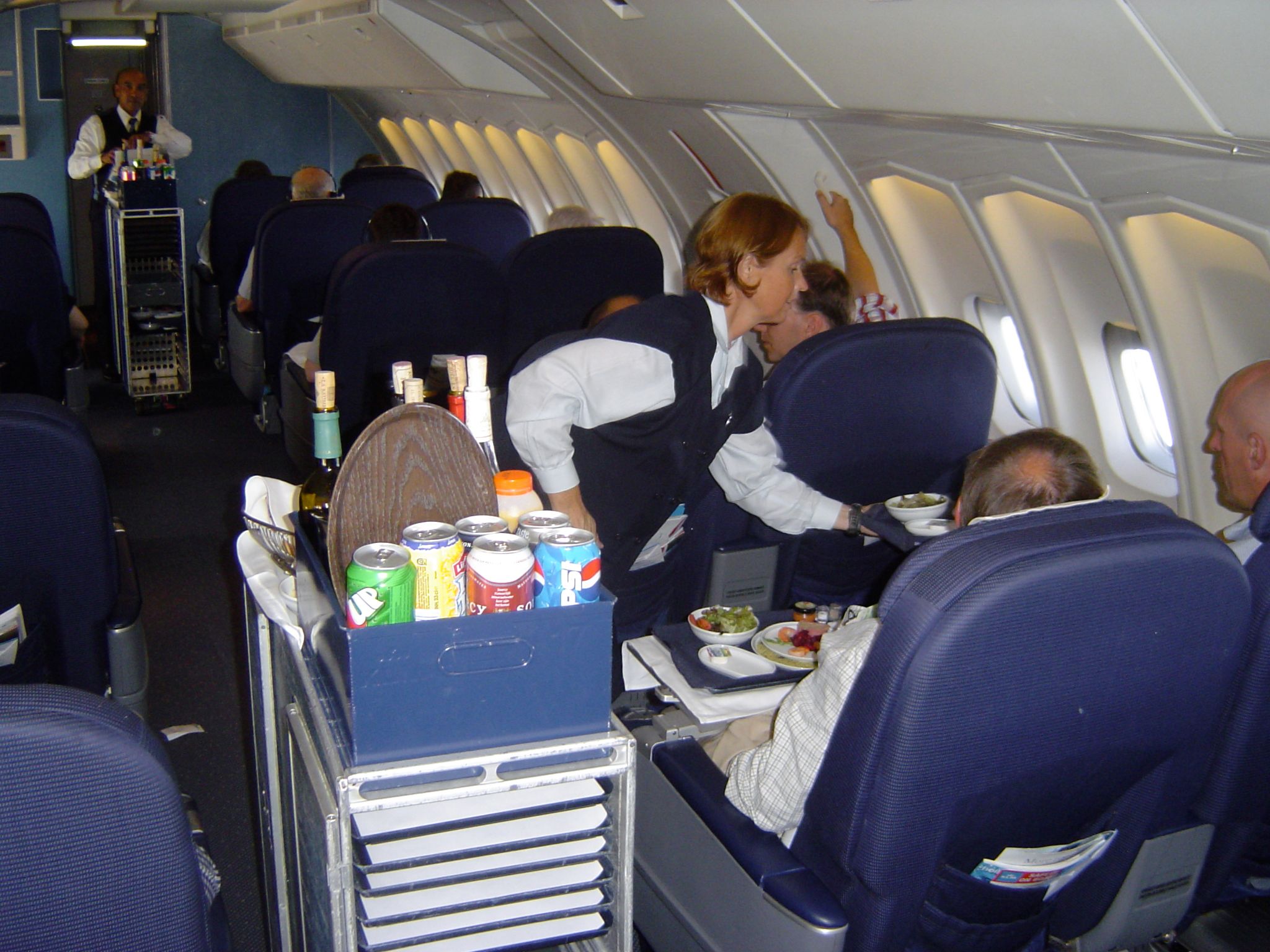 serviço de bebidas acontecendo em um avião 
