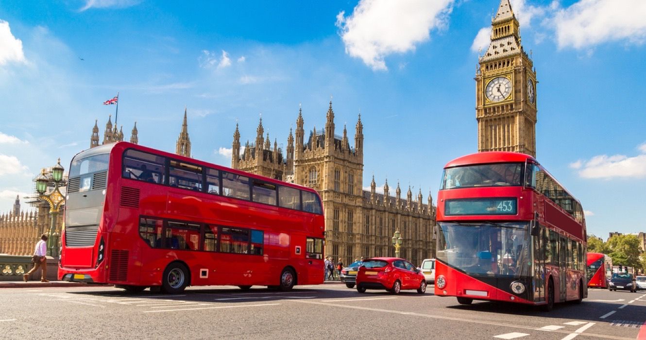 Ônibus vermelhos e torre do Big Ben na Inglaterra