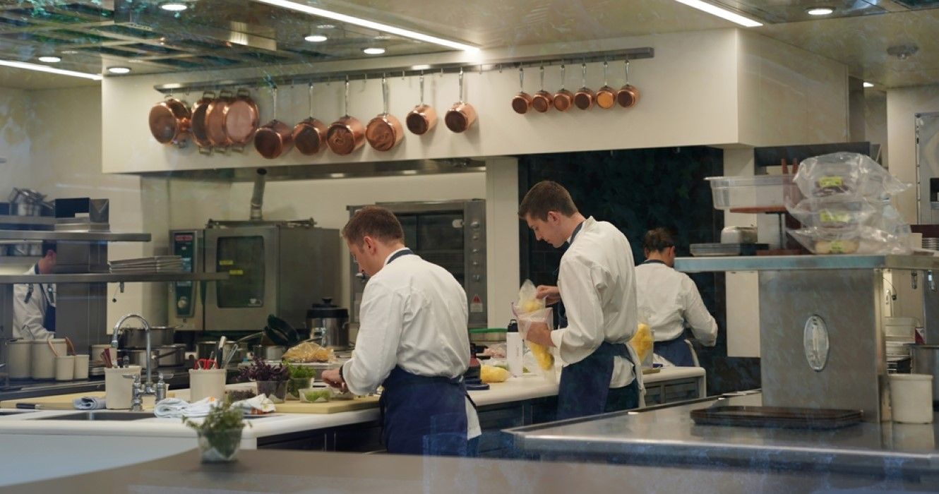 Cozinheiros na cozinha de um restaurante com três estrelas Michelin