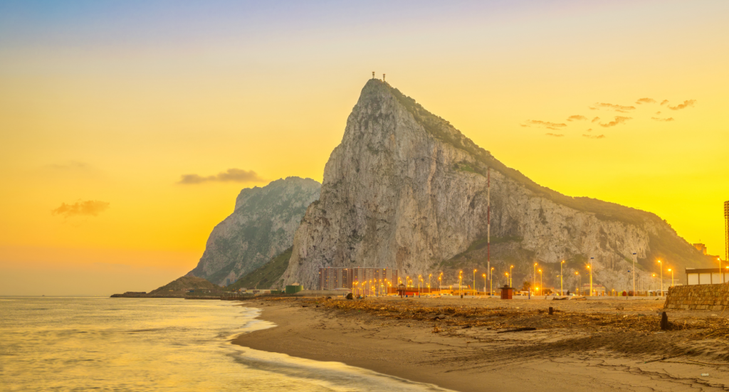 Por que vale a pena visitar Gibraltar minúsculo (e como você pode ver seus macacos residentes)