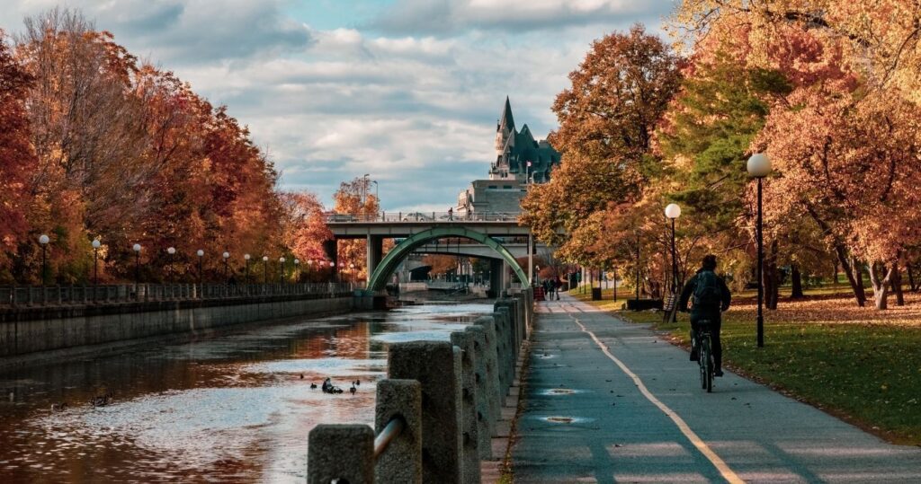 a bike trail through ottawa in the fall