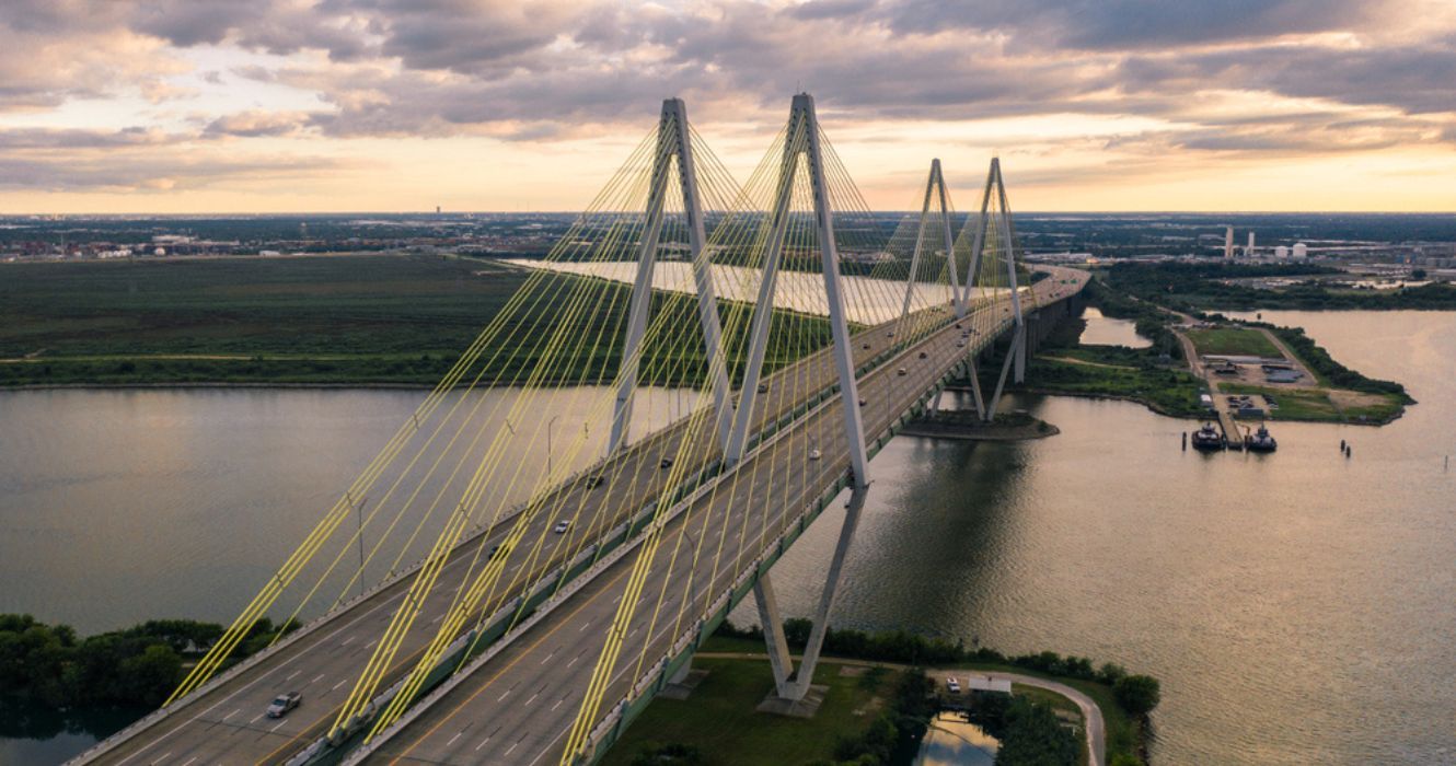Vista aérea da Fred Hartman Suspension Bridge em Baytown, Texas
