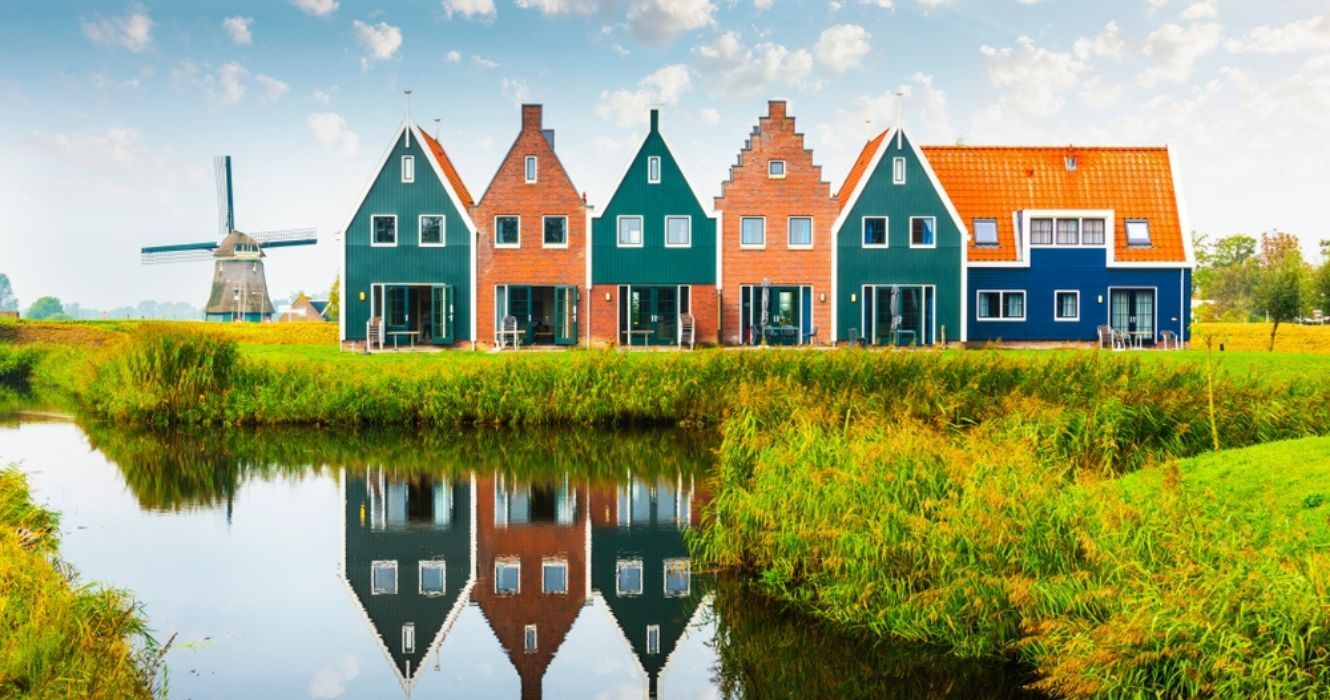 casas coloridas e um moinho de vento na Holanda