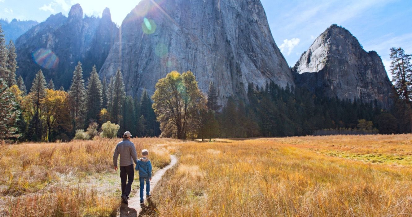 Pai e filho caminhando no Parque Nacional de Yosemite