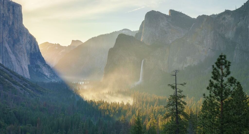 sunrise at the tunnel view in yosemite national park