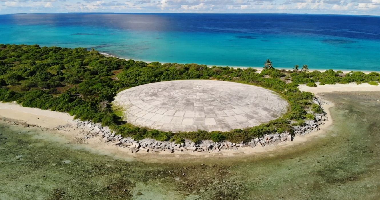 Cúpula de concreto escondendo resíduos radioativos na Ilha Runit, nas Ilhas Marshall