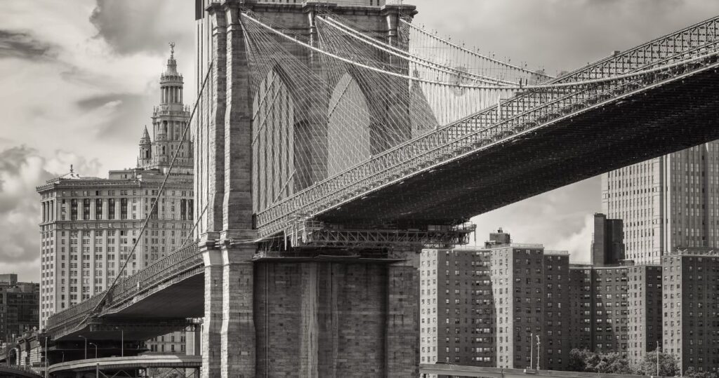 the brooklyn bridge in black and white