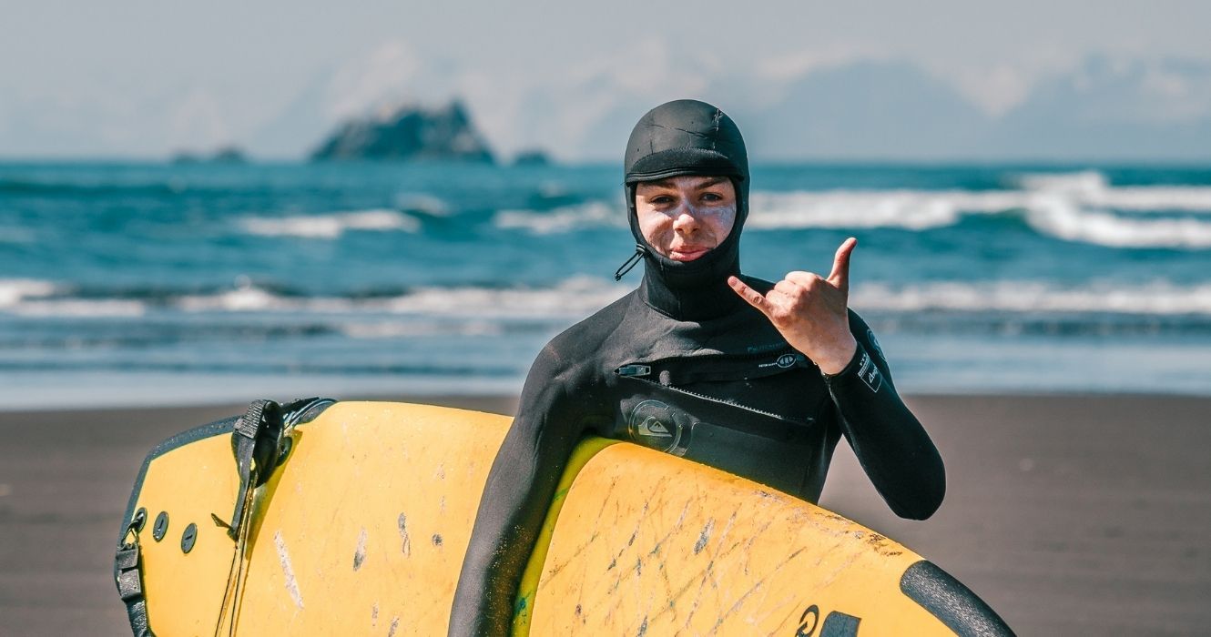 um surfista dizendo olá em kamchatka