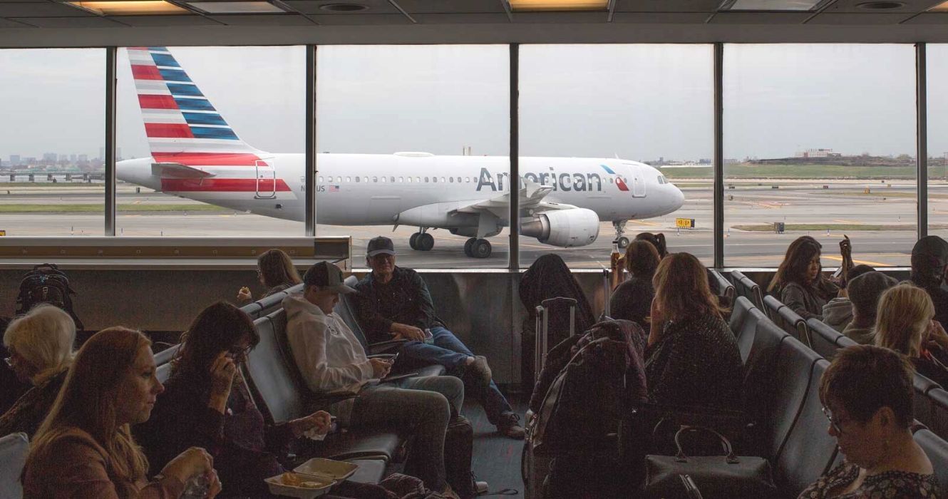 Área de espera da American Airlines cheia de passageiros