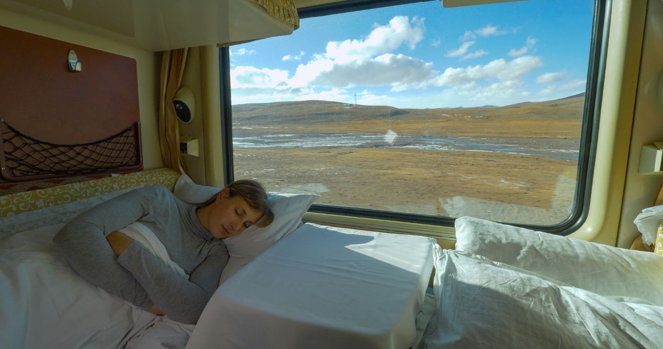 um passageiro dormindo em um trem dorminhoco