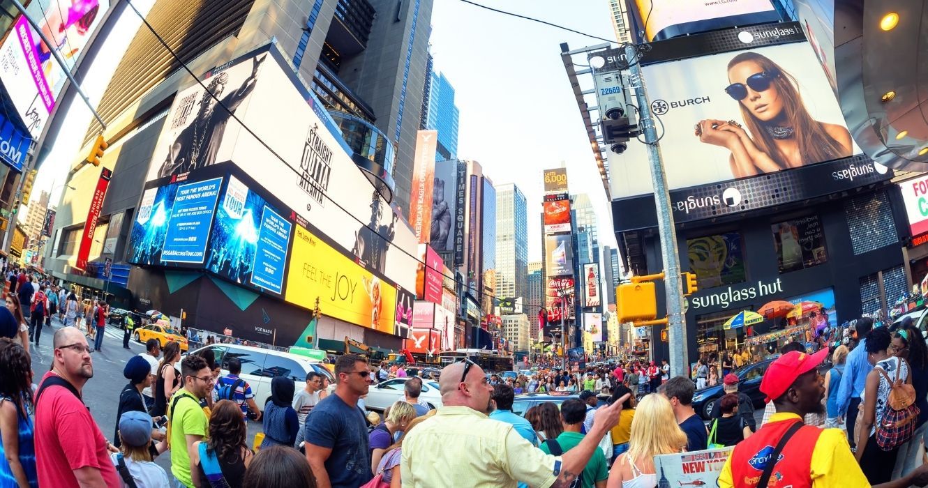 uma Times Square lotada em Nova York