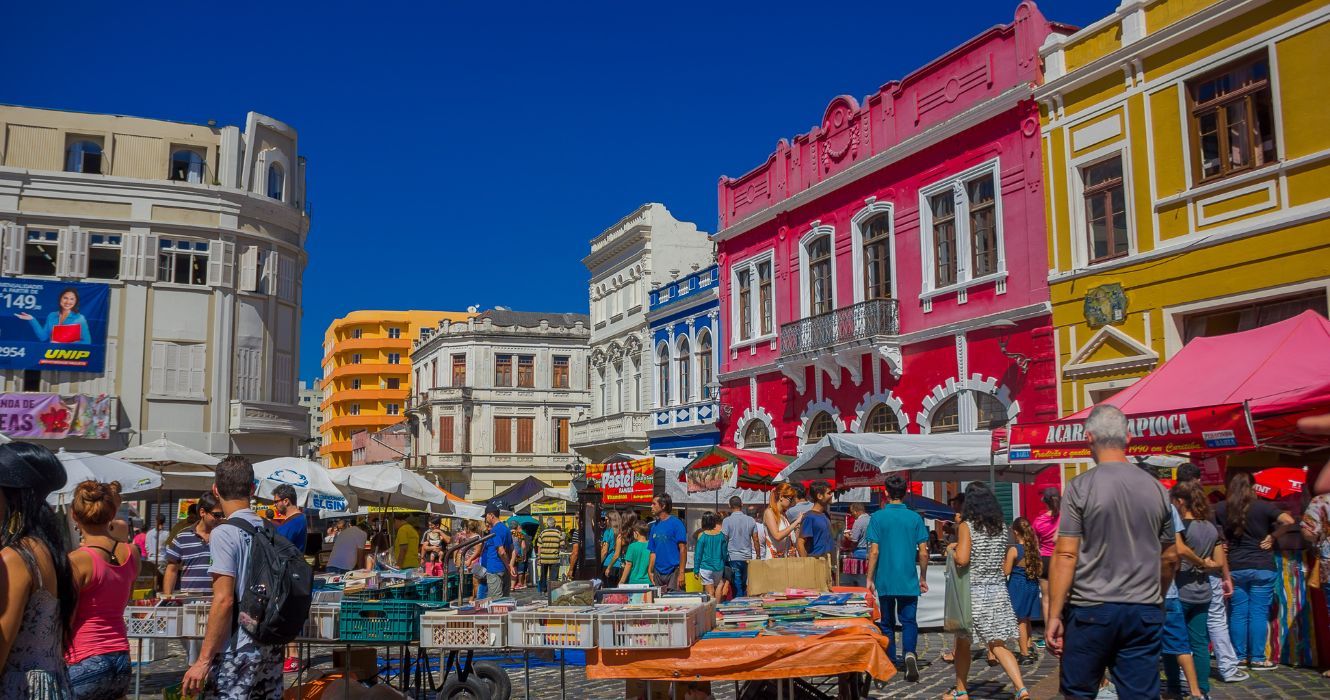 um mercado de rua na colorida cidade de curitiba, brasil