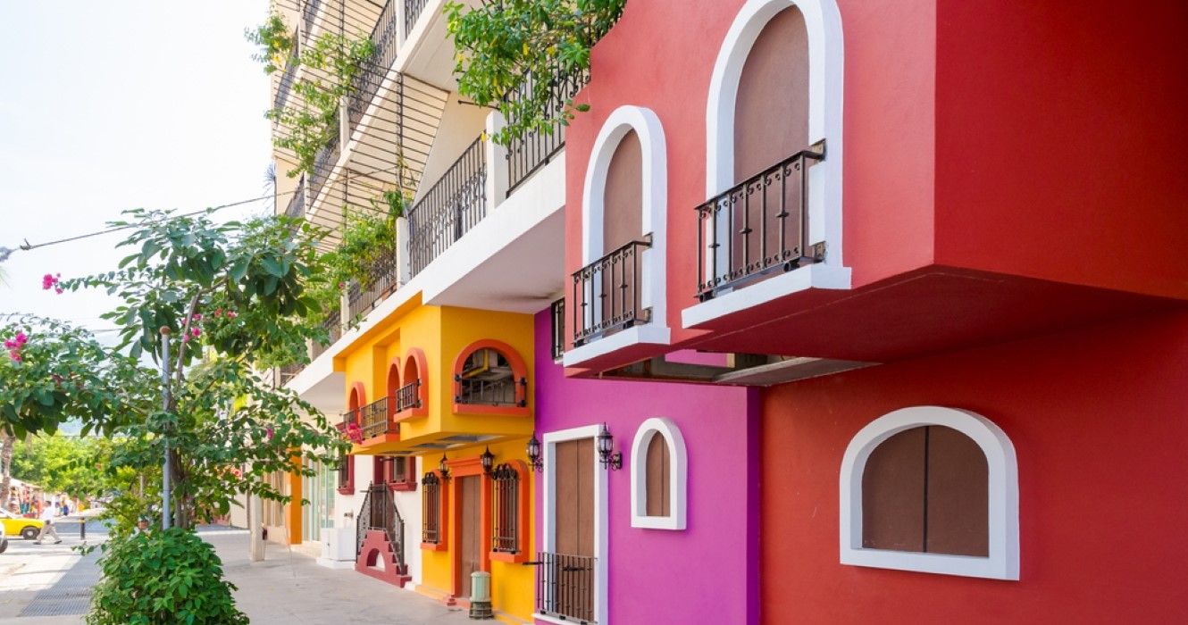 Prédio de apartamentos colorido em Puerto Vallarta, México