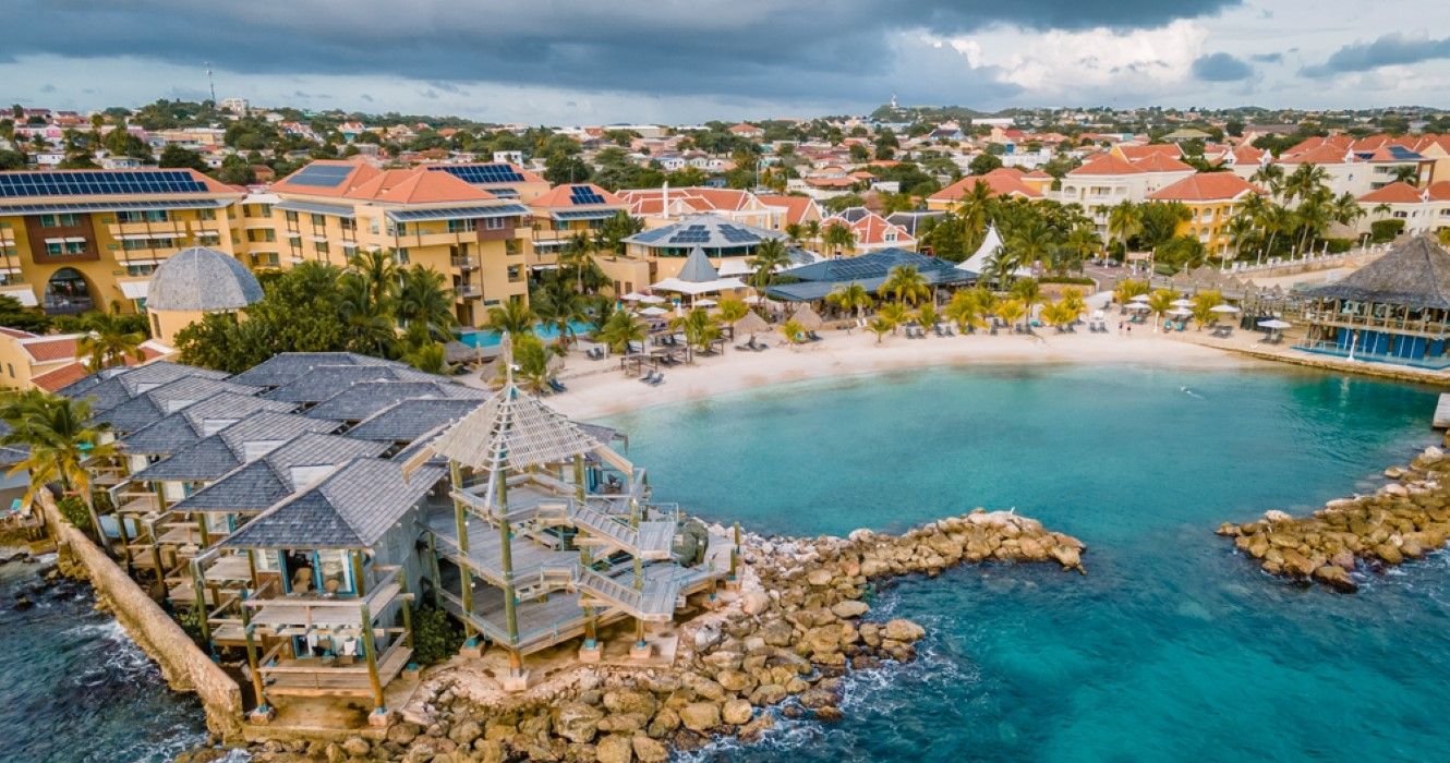 Resort tropical de luxo Curaçao com praia particular e palmeiras